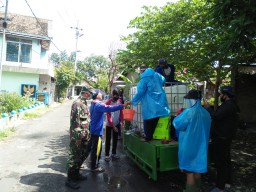 Personil Koramil 0816/08 Jabon Bersama Relawan Lakukan Penyemprotan Disinfektan Untuk Cegah Penyebaran Covid 19