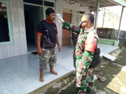 Babinsa, Bhabinkamtibmas dan Bidan Desa Kedungrejo Jabon Periksa Warga Yang Pulang Bali