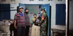Babinsa Koramil 0816/11 Tarik Melaksanakan Pengamanan Pembagian Sembako Dari Dinsos Untuk Warga