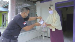DUSUN SEMAMPIR GELAR BAGI TAKJIL DAN PENYEMPROTAN DESINFEKTAN