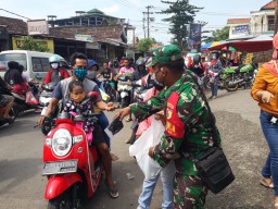 Babinsa Serma Ach. Saifi bersama ibu ibu PKK Kelurahan Krian bagi masker gratis di Pasar Krian.
