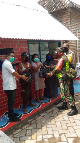 BABINSA KORAMIL 0816/13 WONOAYU MEMBATU MEMBAGIKAN SEMBAKO DI DESA JIMBARAN KULON