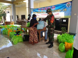 BABINSA RAMIL 0816/13 SERMA ANJAR DAN BHABINKAMTIBMAS BAGIKAN SEMBAKO KEPADA WARGA YANG KURANG MAMPU