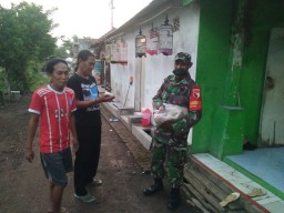 Serma muhlis Bagikan Nasi Bungkus Kepada Masyarakat Diwilayah sidoarjo