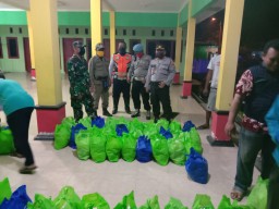 Babinsa Desa Wangkal Dampingi Pembagian Sembako dari Dinas Sosial Kab. Sidoarjo