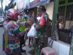 Sertu Bustanul Anggota Ramil 03/Buduran Bagikan Nasi Bungkus di Wilayahnya Dalam mendukung PSBB