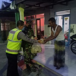 Babinsa Koramil 0816/04 porong bagikan nasi bungkus pada warga Porong