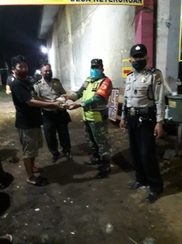 Babinsa Serda Nanang Nasdar Aulia bagikan nasi bungkus di wilayah Binaanya dalam dukung PSBB