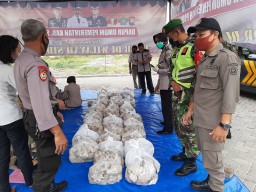 Pelda Nur Hidayat Membagikan Nasi Bungkus kepada Warga Terdampak Covid 19