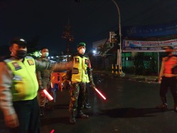 Cegah Penyebaran Covid-19, Personel Koramil 0816/13 Bantu Check Point Kesehatan Pengguna Jalan Di Perempatan Jalan Raya Pilang