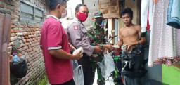 “Pelda Subakir Babinsa Koramil 17 Gedangan Bagikan Nasi Bungkus Kepada Masyarakat”