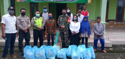 Peran Aktif Babinsa Koramil 0816/11 Tarik Melaksanakan Pendampingan Pembagian Sembako Desa Gempol Klutuk
