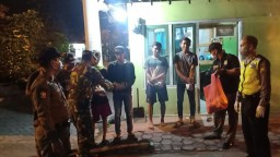 Jelang Buka Puasa Babinsa Bersama Tiga Pilar Bantu Bagikan Nasi Bungkus Gratis