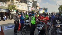 Babinsa dan Tiga Pilar Intensif Gelar Operasi PSBB di Posko Check Point simpang 3 Wonocolo kec Taman.