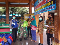 Babinsa dan Babinkamtibmas bersinergi bagi 489 Paket Sembako Peduli dampak Covid-19