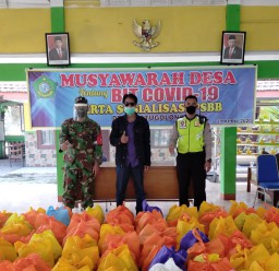 Babinsa Koramil 0816/09 Krian bantu bagi Sembako Desa Watugolong