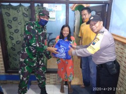 Personil Koramil 0816/08 Jabon Bhabinkamtibmas, Dan Relawan Covid -19 Desa Trompoasri bagikan Sembako.