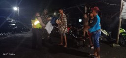 Anggota Koramil 0816/08 Jabon, Polsek Dan SATPOL PP Jabon Membagikan Nasi Bungkus Di Bulan Puasa