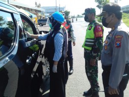Babinsa juwet kenongo koramil 0816/04 porong serka nurul yakin turut andil dalam pengamanan pos psbb di wilayah kecamatan porong