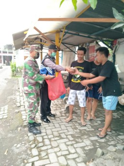 Babinsa Ramil 03/Buduran Bagikan Nasi Bungkus di Wilayahnya Dalam mendukung PSBB