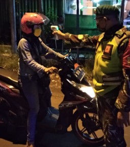 Anggota Koramil 0816/12 Prambon laksanakan pemantauan pelaksanaan PSBB hari ke 4