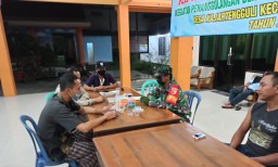 Babinsa Koramil 0816/12 Prambon Pelda Jufri Umar anjangsana ke Posko Relawan Desa Lawan Covid - 19 Kajartengguli