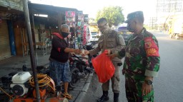 Saling peduli, TNI - Polri dan Satpol PP Gedangan Bersinergi Bagikan Nasi Bungkus kepada warga