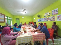 Babinsa Koramil 0816/09 Krian laksanakan pendampingan pelaksanaan PSBB Desa Tropodo Kecamatan Krian.