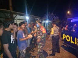Sinergitas TNI-POLRI Bagikan Makanan Sahur Kepada Masyarakat Kecamatan Tulangan