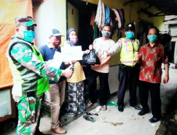635 Paket Sembako dibagikan oleh Pemdes Tropodo bersama Babainsa dan Babinkamtibmas Peduli dampak Covid-19