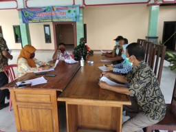 Rapat Terbatas yang dilakukan oleh Babinsa Koramil 0816/12 Prambon dengan Perangkat Desa bersama para Relawan Covid - 19 Desa Jedongcangkring