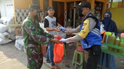 Babinsa dan Banbinkatip buduran bagikan Nasi ke warga
