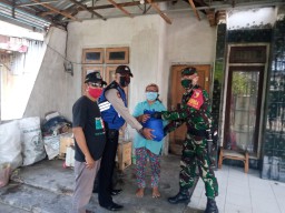 Sebanyak 422 paket sembako dibagikan oleh relawan covid-19 bersama Babinsa dan Babinkamtibmas Desa Kraton Kecamatan Krian
