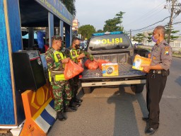 Koramil 0816/12 Prambon, Polsek Prambon, Satpol PP dan para relawan bersinergi melaksanakan penyekatan dengan memperlakukan Check Point