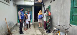 Babinsa Koramil 0816/13 Bantu Distribusikan Bantuan Sembako Dari Dinas Sosial.