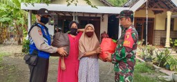 Babinsa Desa Tlasih , Koptu Ichwan Harianto Dampingi P.J.Kades Tlasih Bagikan Sembako ke Masyarakat