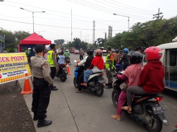 Anggota Koramil 0816/09 Krian dalam pengamanan Pos cek Ponit PSBB Baypass Krian.