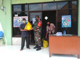 Babinsa Ramil 07 Dampingi Pembagian Sembako Dari Dinsos Di Desa Binaannya