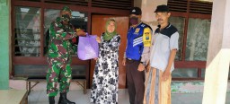 Babinsa Koramil Tarik Dan Babinkamtibmas Mengawal Penyaluran Pembagian Sembako Di Desa Singogalih
