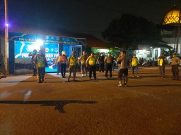 Babinsa Koramil 0816/04 Porong Serda M Amin Bersama Tiga Pilar Tegakkan Aturan Pembatasan Sosial Bersekala Besar PSBB