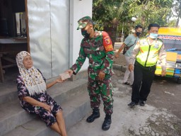 Jelang berbuka Babinsa ,babinkamtip dan satpol PP kec.buduran bagikan nasi bungkus