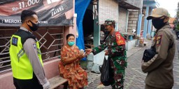Jelang Buka Puasa Tiga Pilar Bagikan Nasi Bungkus Di Wilayah Kec Sedati