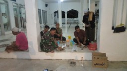 Anggota Koramil 0816/08 Jabon, Polsek Dan SATPOL PP Jabon Buka Bersama Di Masjid