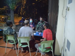 Babinsa Koramil 0816/12 Prambon Komsos ke warga binannya di Desa Prambon