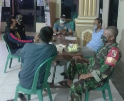 Babinsa Koramil 0816/12 Prambon anjangsana ke Posko Relawan Desa Lawan Covid - 19 Desa Bendotretek