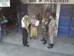 Tiga pilar Kecamatan Krian laksanakan bagi bagi nasi bungkus sebanyak 100 bungkus kepada warga.