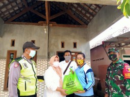 Babinsa Koramil 04/Porong Sertu Budi Dampingi Pendistribusian sembako Dinsos