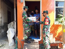 Babinsa Koramil 0816/12 Prambon membantu masyarakat dengan memberikan paket sembako