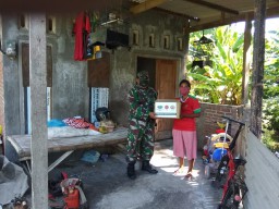 Babinsa Ramil 07 Laksanakan Pemberian Sembako dari Kodim 0816/Sidoarjo