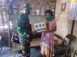 Anggota Koramil 0816/11 Tarik Ikut Peduli Lawan Corona, Dengan Bantu Membagikan Sembako